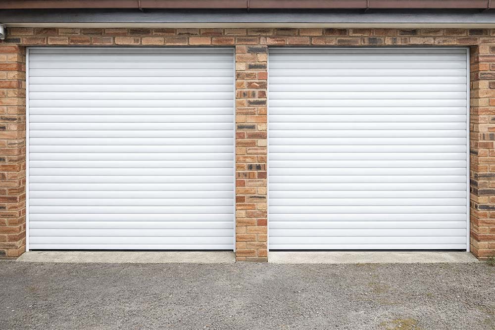White roller door (RAL 9016)